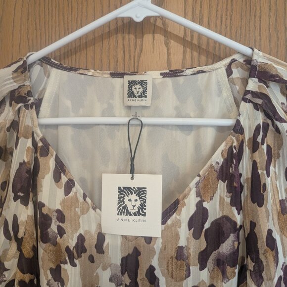NWT Ann Klein Leopard V-Neck Blouse with Bell Sleeves-Small - Picture 3 of 5